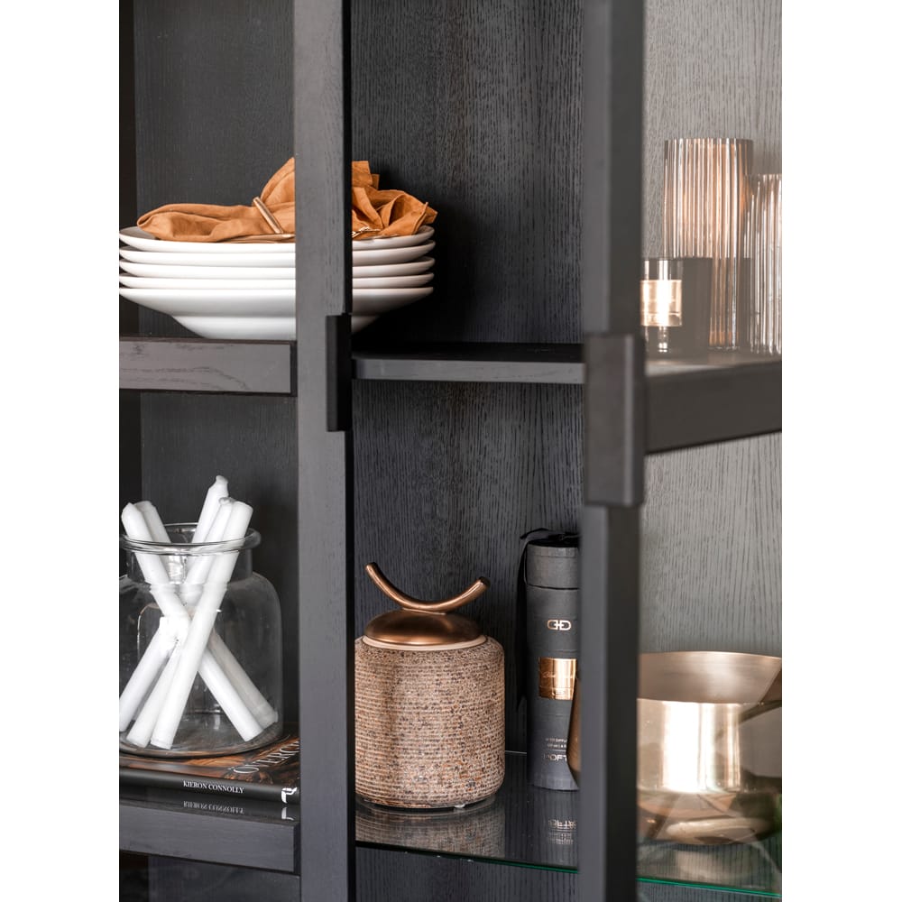 Everett_svart_vitrin_detalj Everett_svart_vitrin_detalj