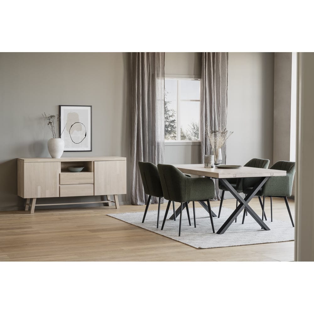 Brooklyn_matbord_-_119838_Brooklyn_sideboard_-_108564_Bolton_stol_-__119933_01
