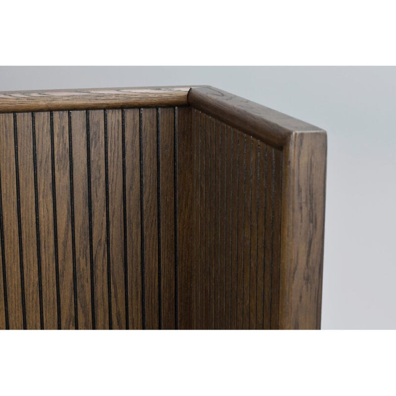 119786_det1_Redmond_bed_gable_brown_oak_(Large) 119786_det1_Redmond_bed_gable_brown_oak_(Large)