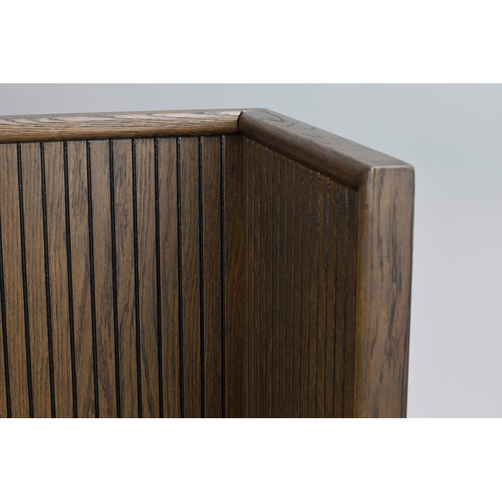 119786_det1_Redmond_bed_gable_brown_oak_(Large) 119786_det1_Redmond_bed_gable_brown_oak_(Large)