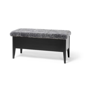 KLINTE bänk 90 cm svartlack med äkta fårskinn