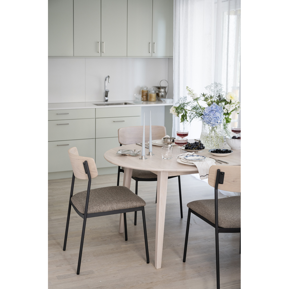 117629-123073_b_mb_Filippa_dining_table_whitewash_Maymont_chair_whitewash_dark_beige