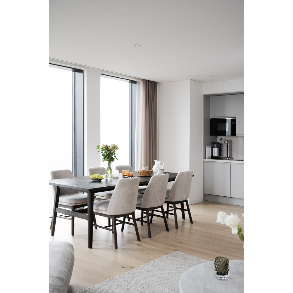 121184-120996_b_mb_Plainfiled_dining_table_brown_Amesbury_chair_light_beige_brown