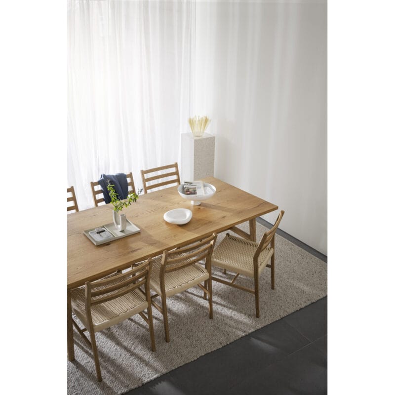 121182-123010_b_mb_HARLAN_chair_and_armchair_in_solid_Plainfield_table_in_oak_01 121182-123010_b_mb_HARLAN_chair_and_armchair_in_solid_Plainfield_table_in_oak_01